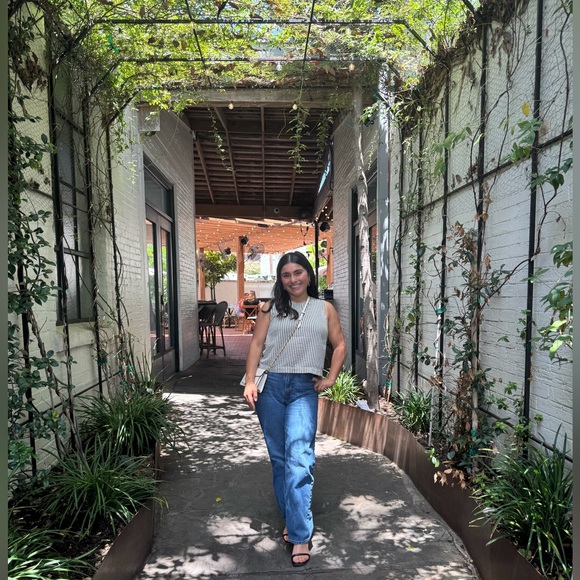 Meet your Posher, Monica - Picture 3 of 4